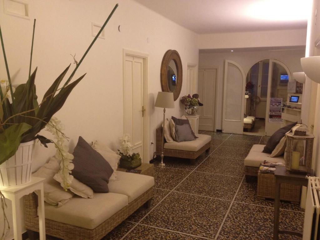 Hotel Gabbiano อาลัสซิโอ ภายนอก รูปภาพ