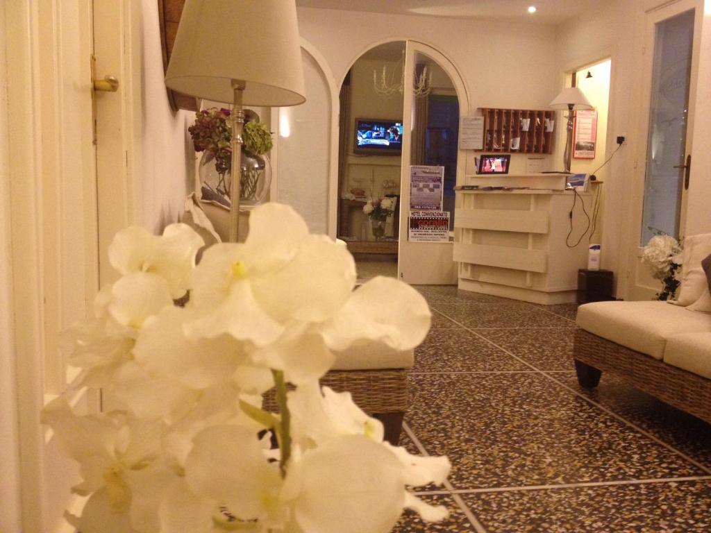 Hotel Gabbiano อาลัสซิโอ ภายนอก รูปภาพ