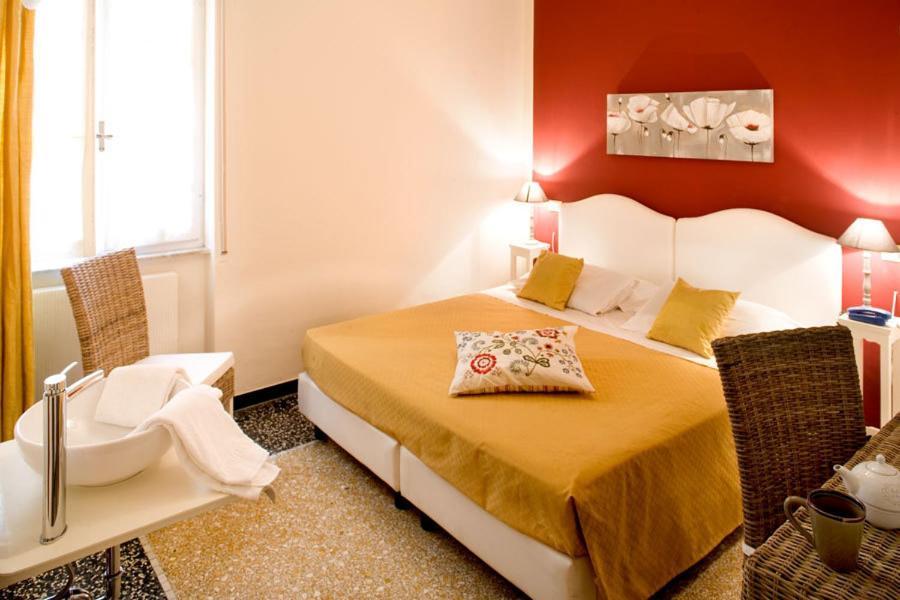 Hotel Gabbiano อาลัสซิโอ ภายนอก รูปภาพ
