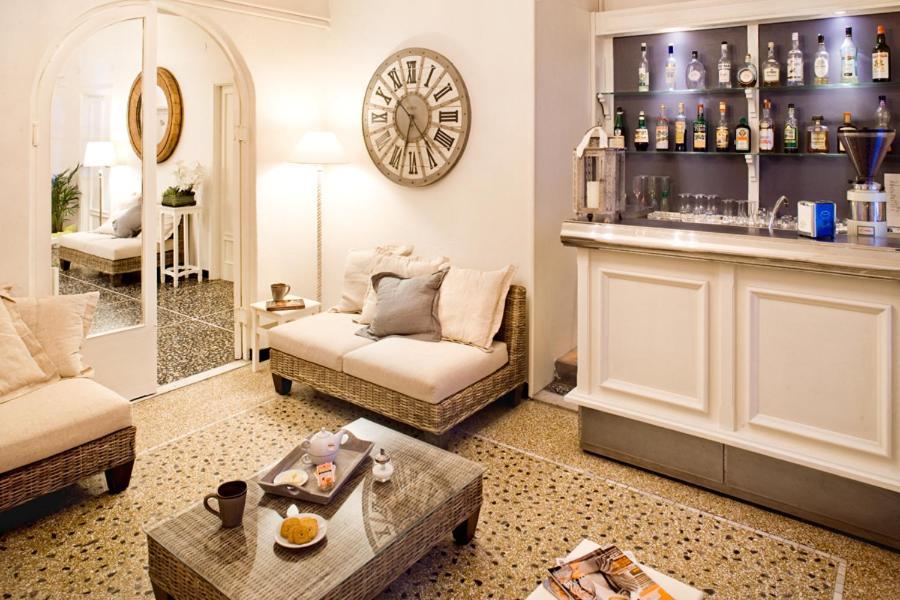 Hotel Gabbiano อาลัสซิโอ ภายนอก รูปภาพ