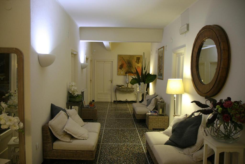 Hotel Gabbiano อาลัสซิโอ ภายนอก รูปภาพ