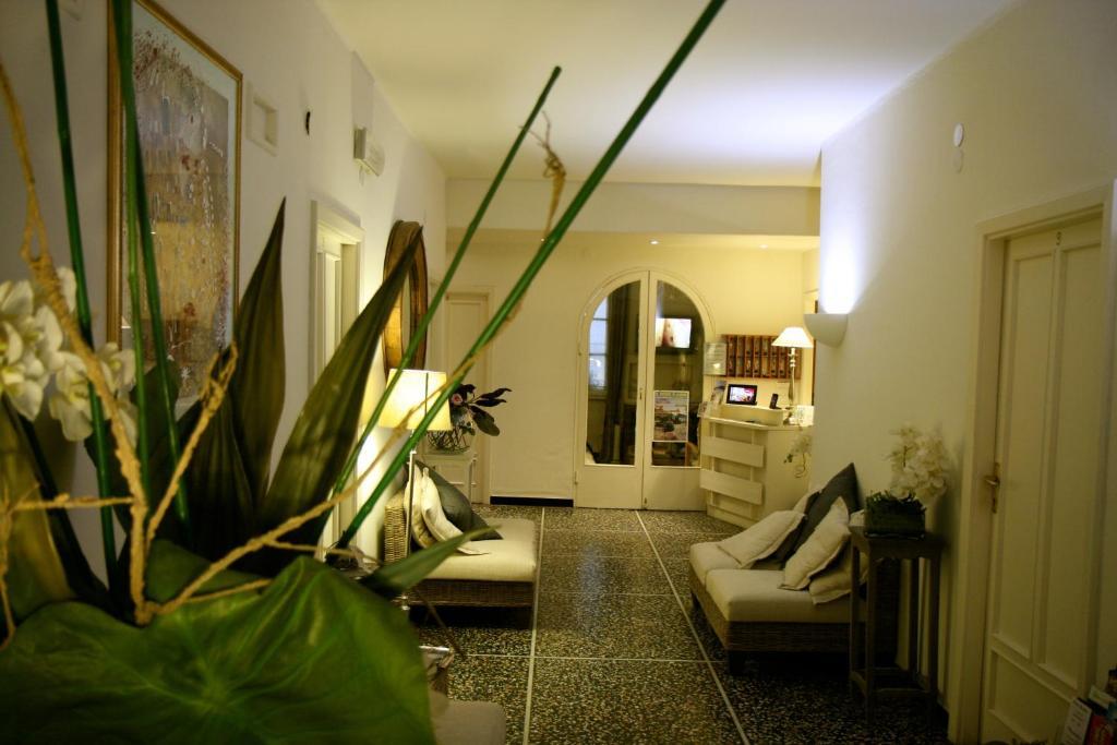 Hotel Gabbiano อาลัสซิโอ ภายนอก รูปภาพ