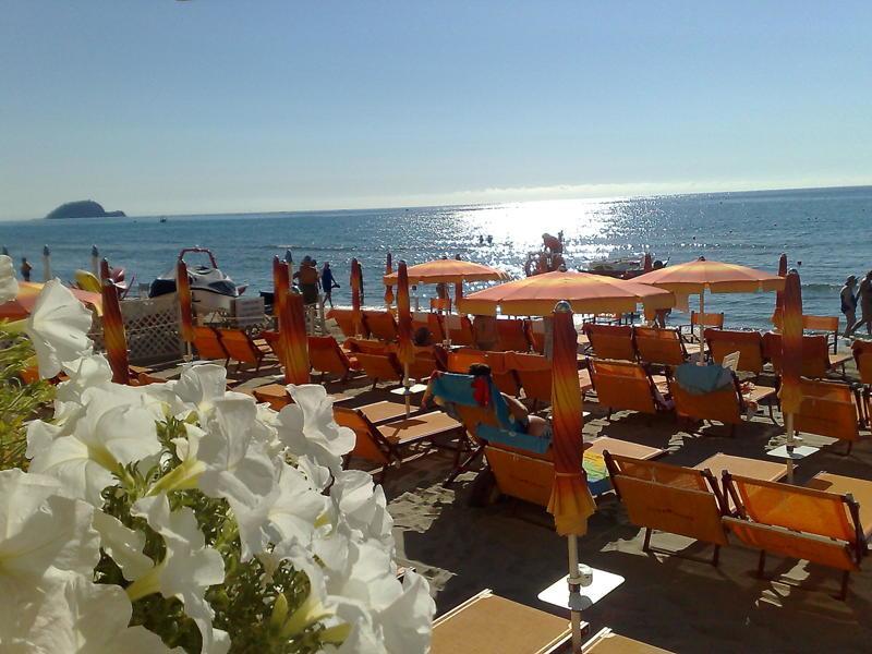 Hotel Gabbiano อาลัสซิโอ ภายนอก รูปภาพ